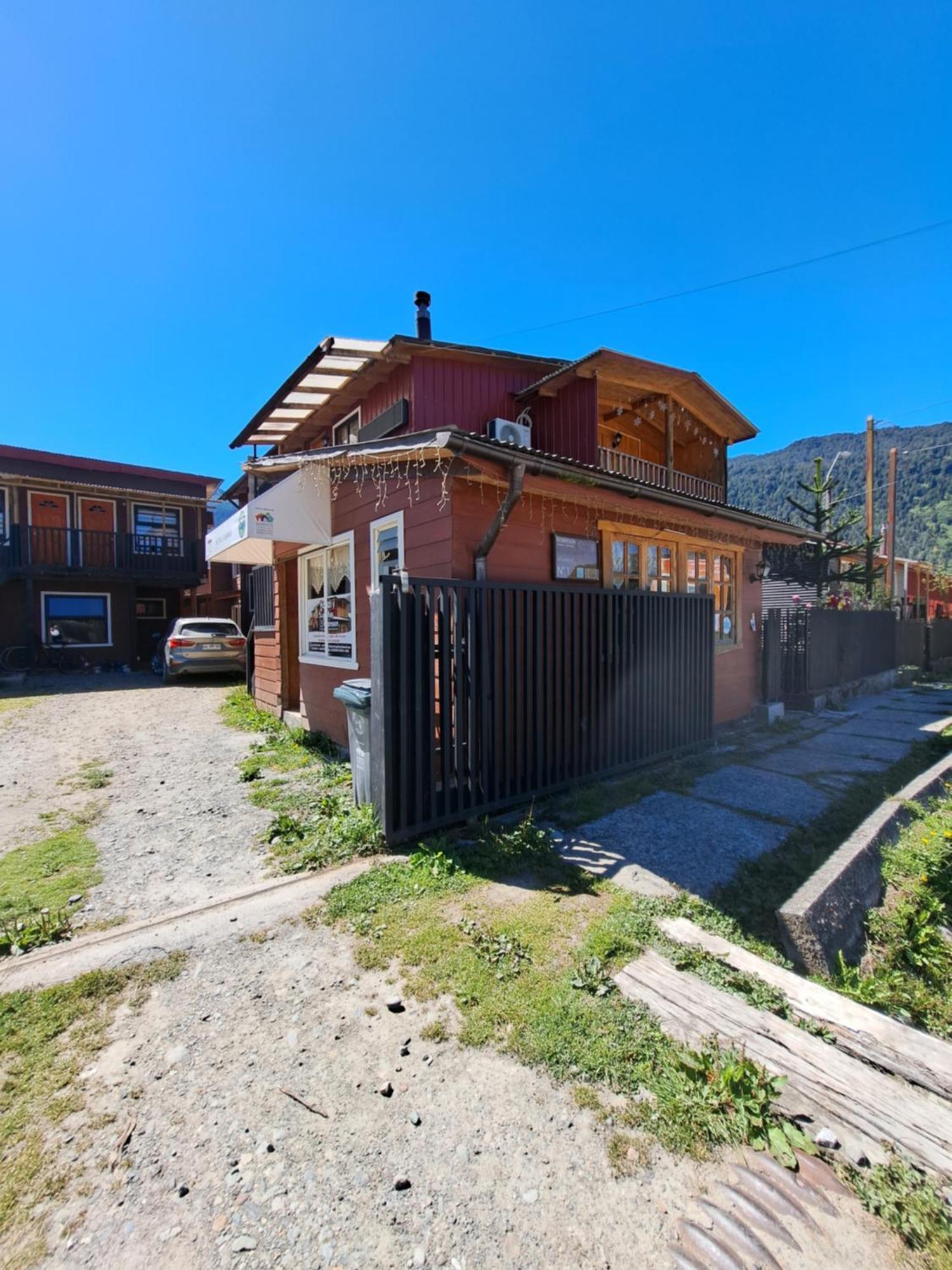 Hostal Robinson Hotel Puerto Puyuguapi Exterior photo